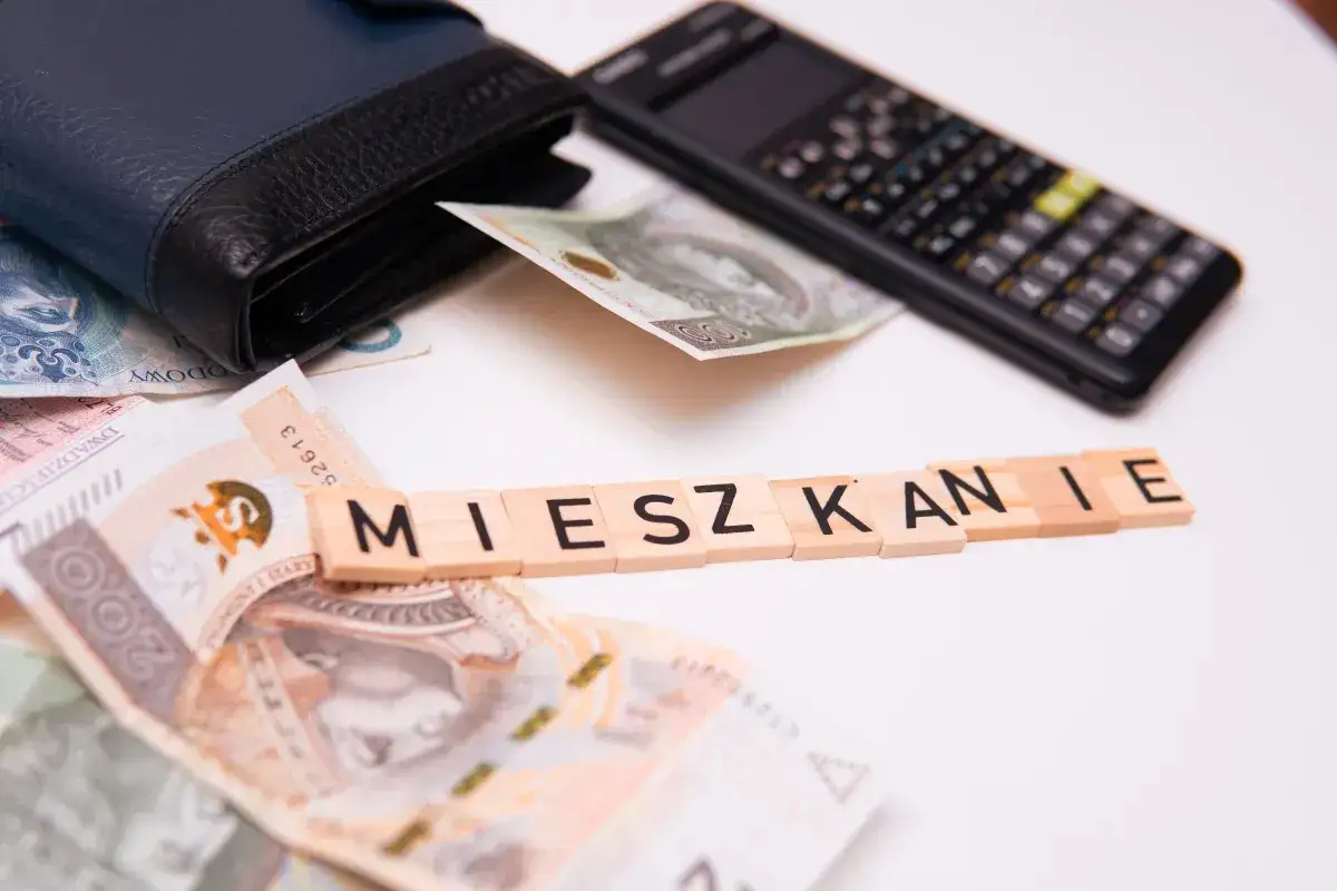 Portfel, pieniądze i kalkulator. Litery układają się w słowo