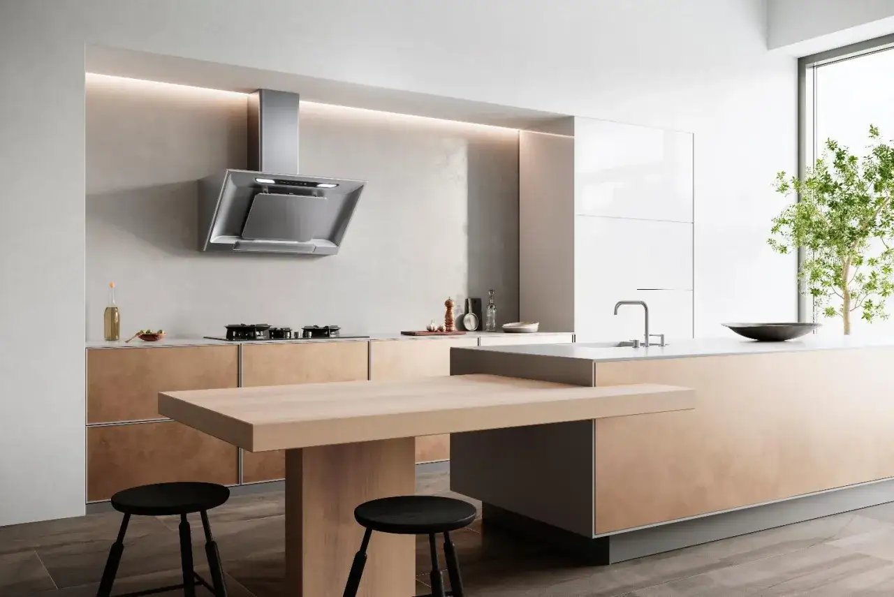 Cuisine moderne avec une hotte recyclage ou évacuation au design épuré au-dessus d'une plaque de cuisson. Un îlot central en bois clair complète l'ensemble.
