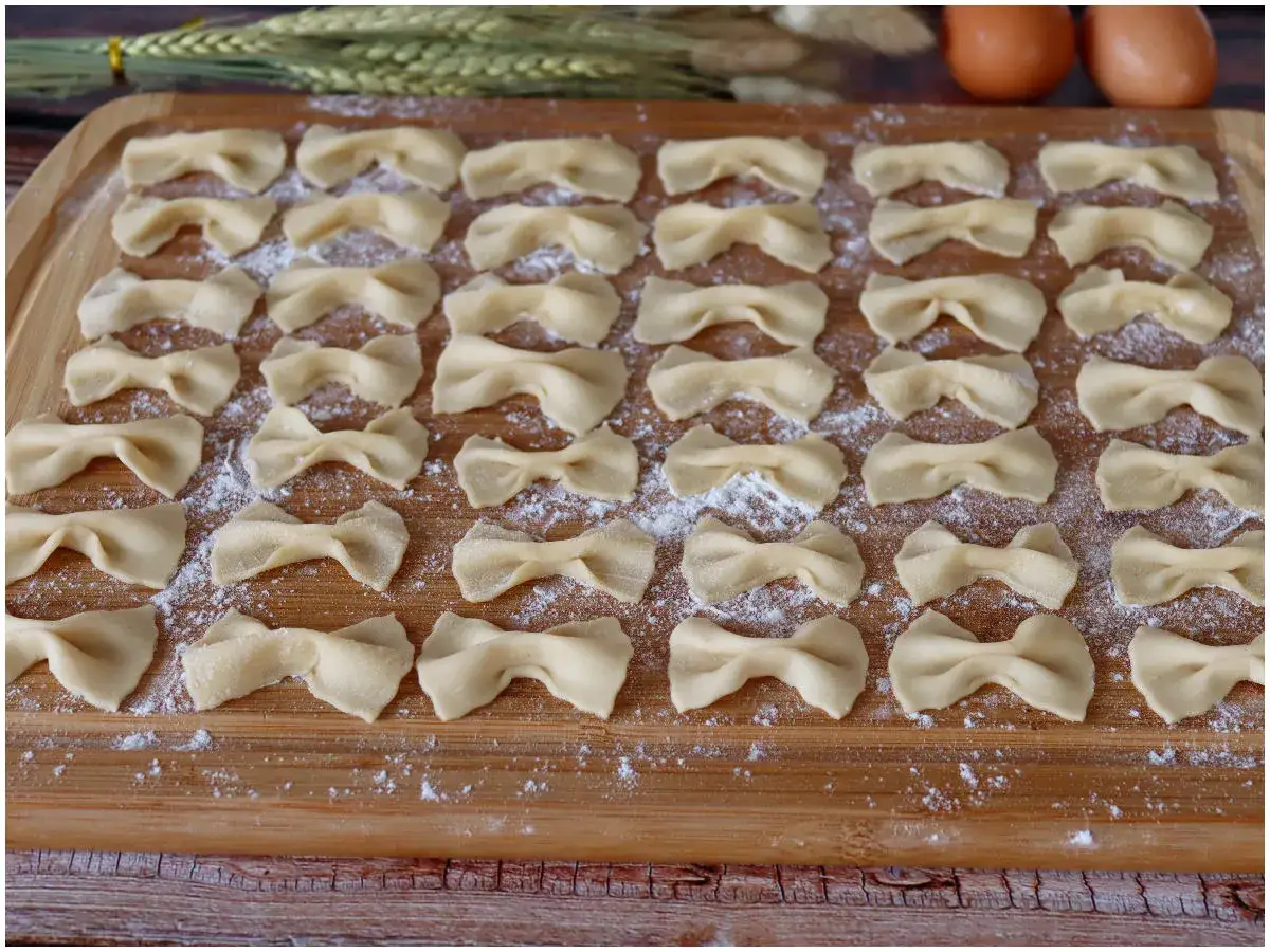 Farfalline in casa, pronte per essere fritte e gustate. Un dolce fatto in casa che ricorda le feste.