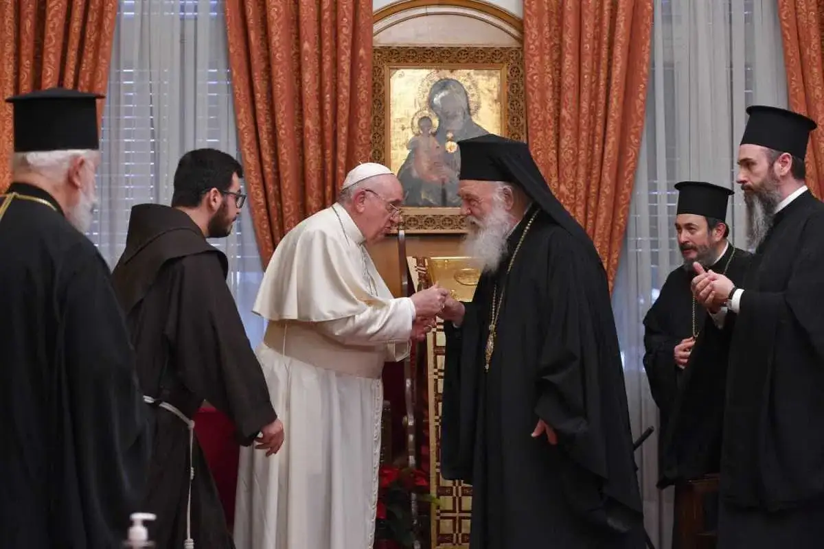 Papież Franciszek i Patriarcha Bartłomiej rozmawiają, pokazując, czym się różni prawosławie od katolicyzmu.