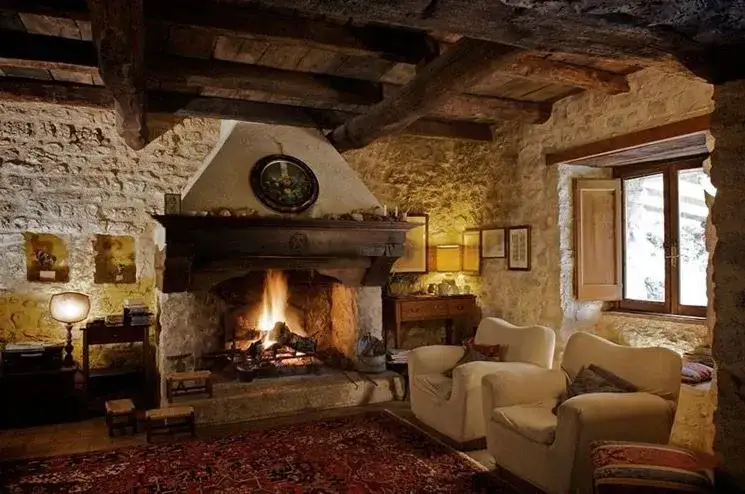 Camini rustici di montagna stili diversi