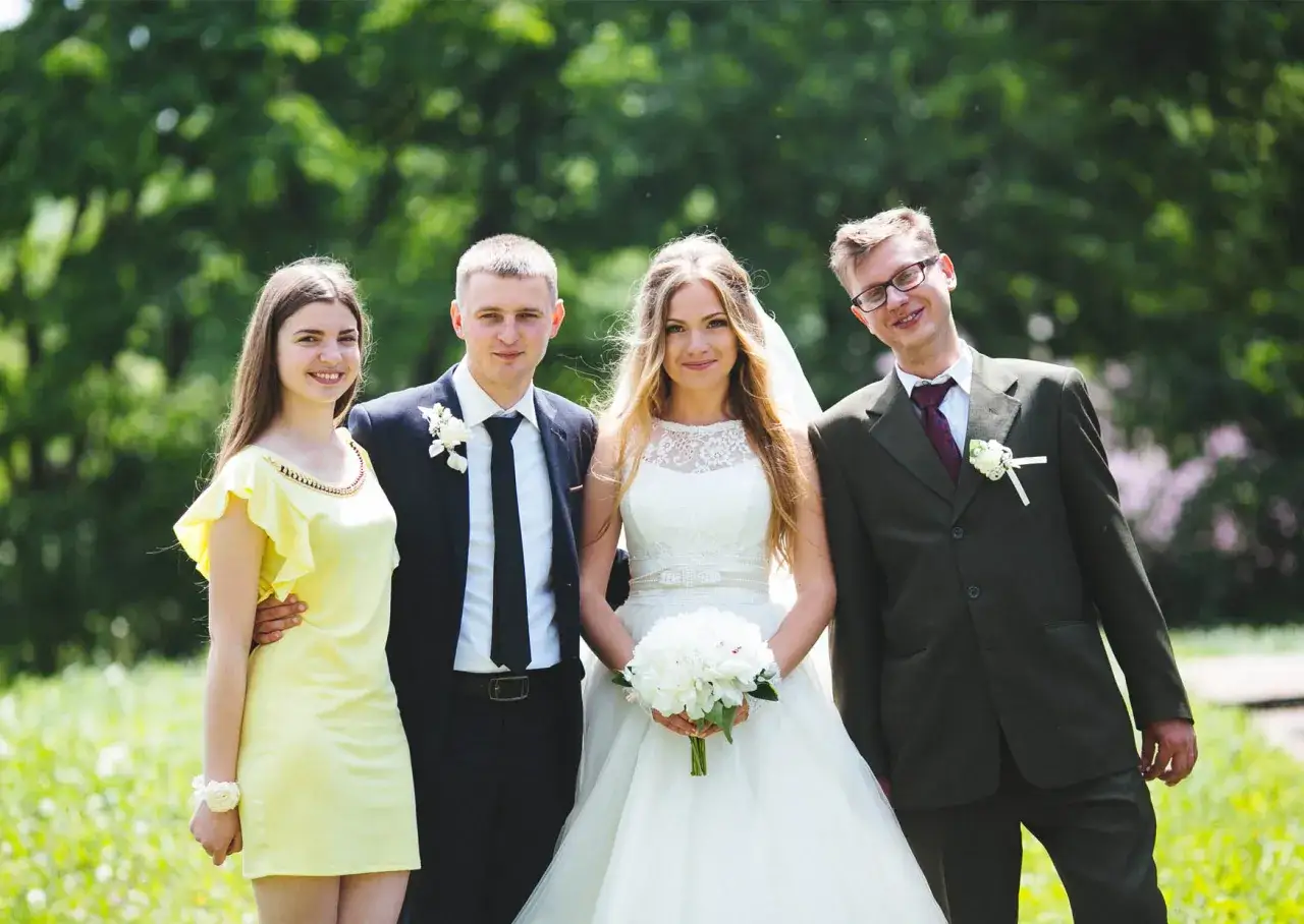 Para młoda z dwoma świadkami, jedną kobietą w żółtej sukience i mężczyzną w garniturze. Czy świadkami na ślubie mogą być dwie kobiety? Tak!