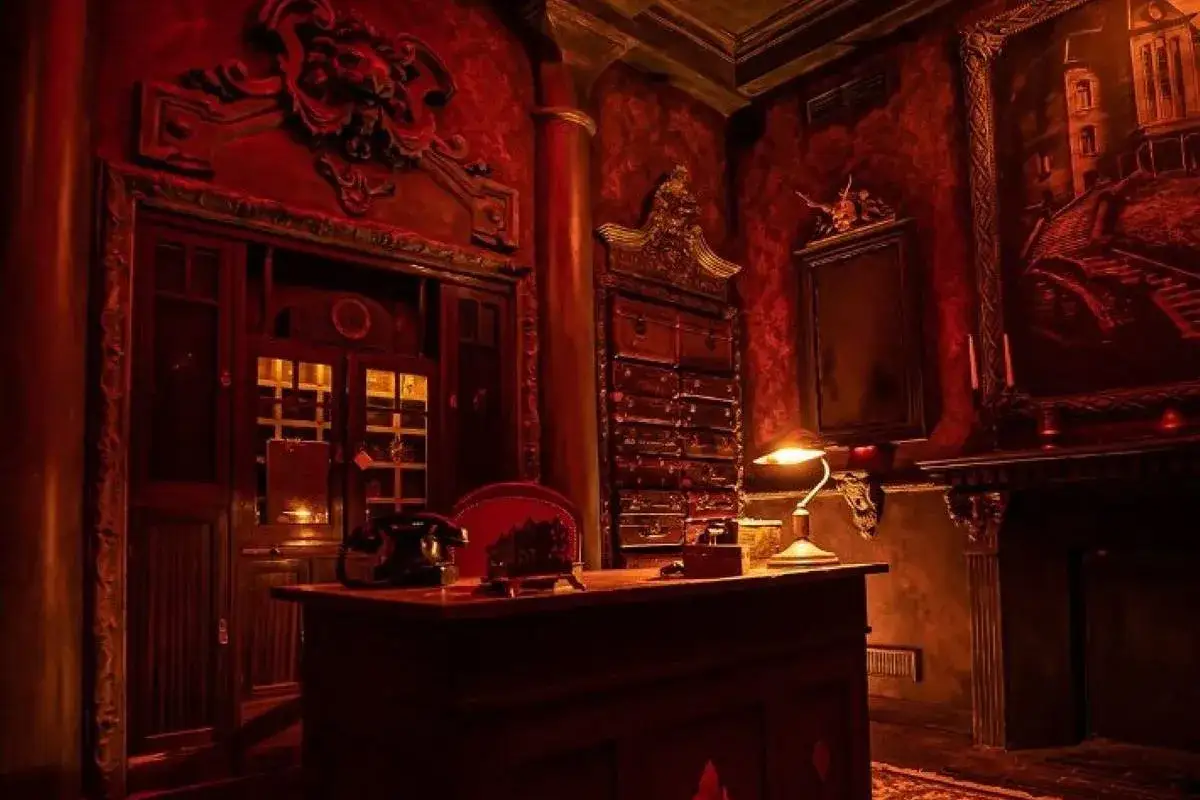 Mroczny pokój z biurkiem, telefonem i kominkiem. Czy to najlepszy escape room w Polsce?