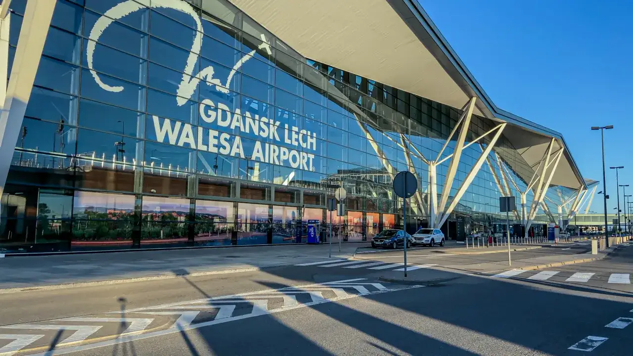 Nowoczesny budynek lotniska w Gdańsku z dużym napisem 
