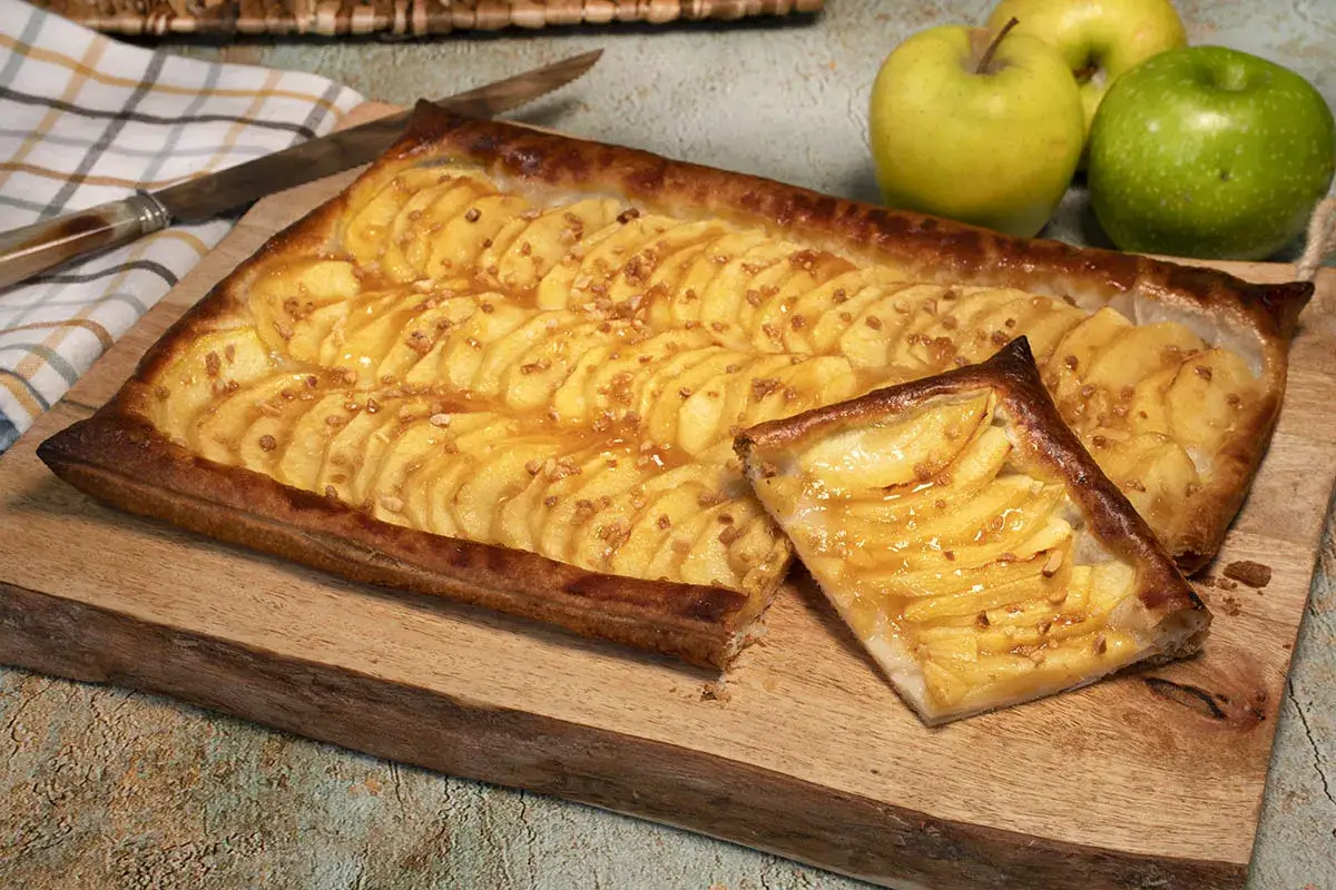 Deliciosa receta strudel de manzana con hojaldre, cubierta de rodajas de manzana caramelizadas y trocitos crujientes.