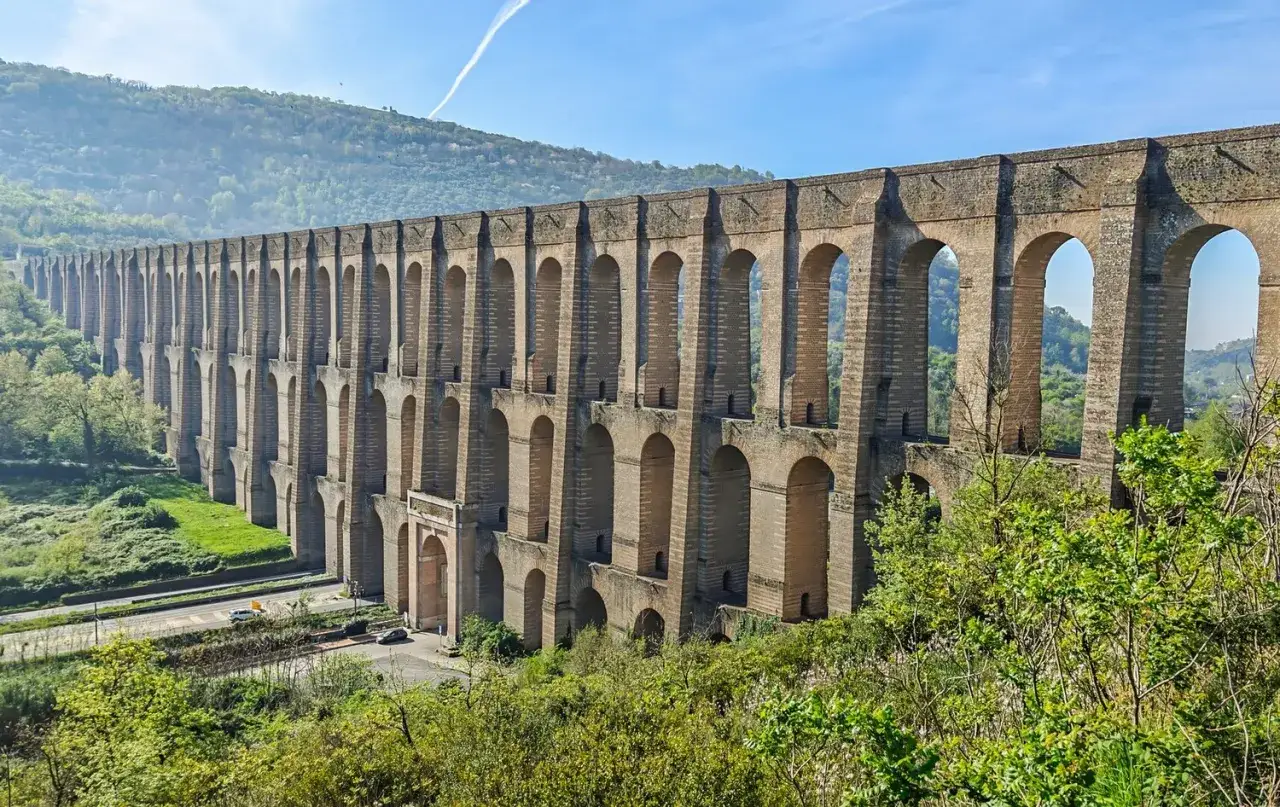 Acquedotto Carolino, un'imponente opera architettonica da vedere se cerchi cosa fare a Caserta.
