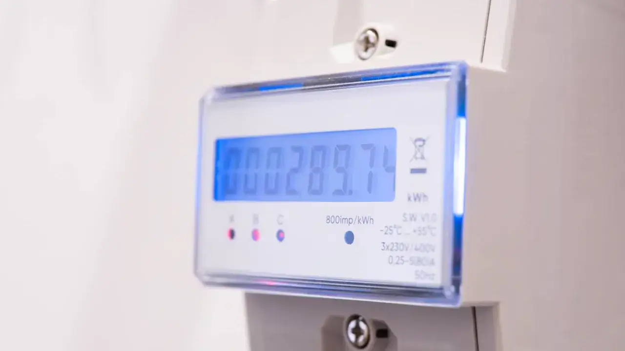 Contatore elettrico digitale mostra 289.74 kWh. Utile per calcolare kw di consumo.