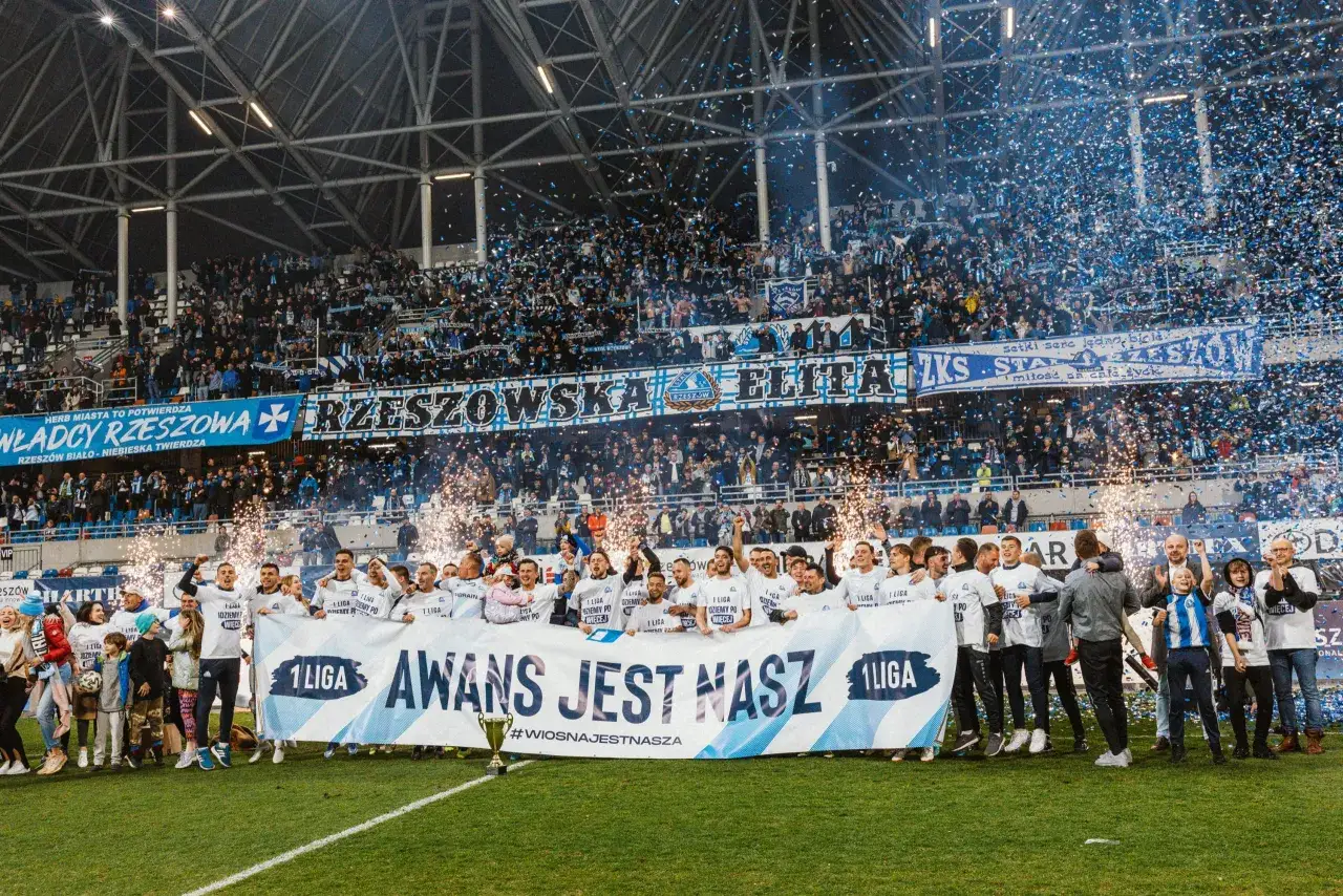 Piłkarze Stali Rzeszów świętują awans do 1 Ligi. Czy to był ich pierwszy krok do Ekstraklasy? Konfetti i fajerwerki na murawie.