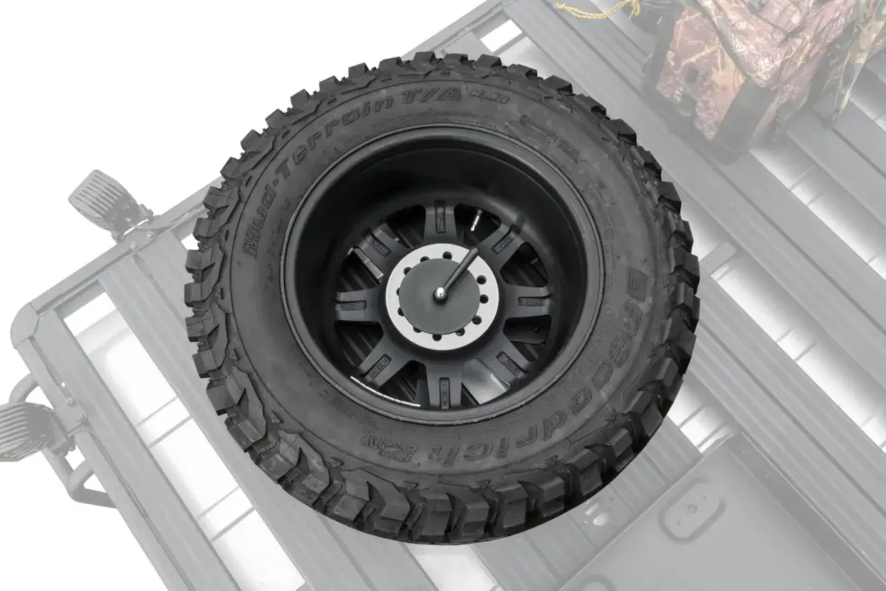 Koło zapasowe na dachu, gotowe na każdą wyprawę. Opona BFGoodrich Mud-Terrain T/A na czarnej feldze.