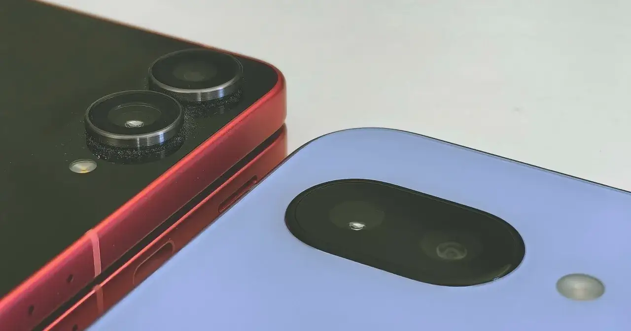 Dwa telefony, jeden czerwony, drugi fioletowy, z widocznymi modułami aparatów. Ten z tyłu czerwonego telefonu ma aparat szerokokątny w telefonie.