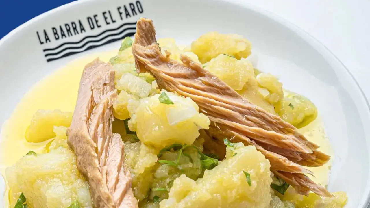 Papas aliñas con atún desmigado, un plato fresco y sabroso.