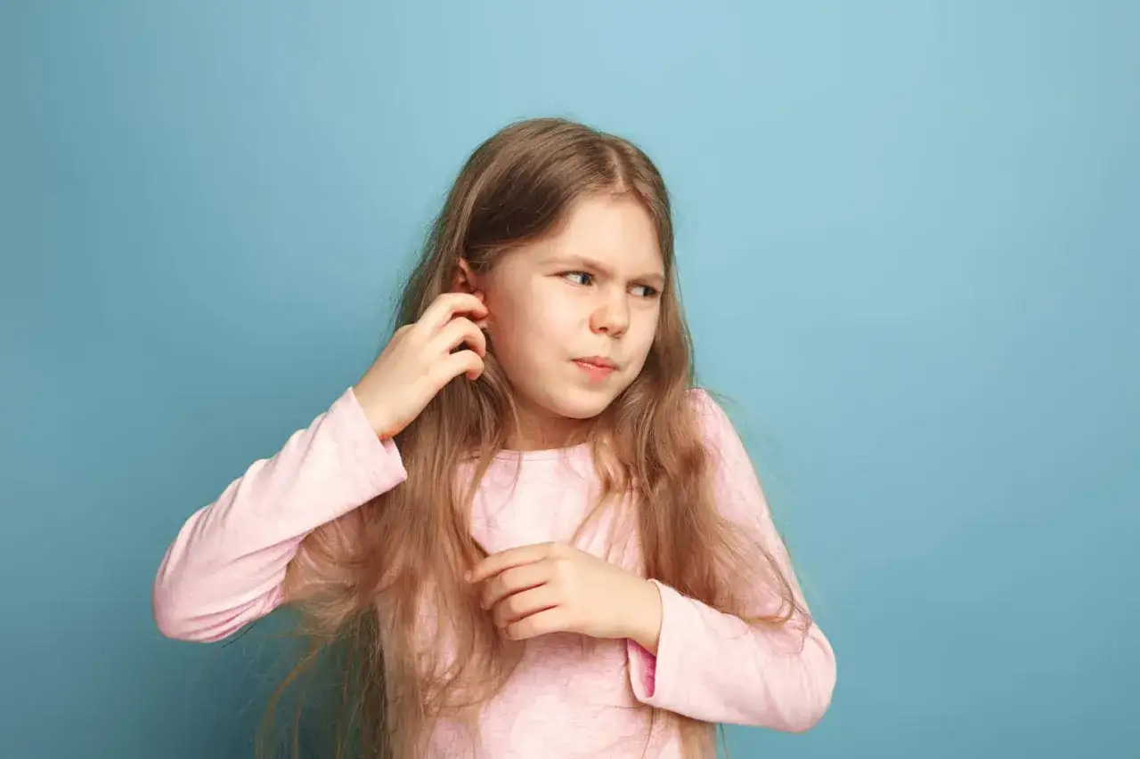 Ni&ntilde;a con expresi&oacute;n de confusi&oacute;n, se rasca la oreja, posible indicio de trastorno procesamiento auditivo.