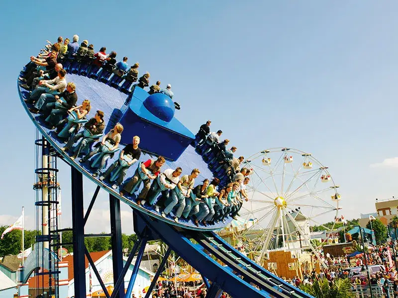 Collage der Hauptattraktionen im Movie Park Germany Achterbahn Wasserbahn Familienkarussell