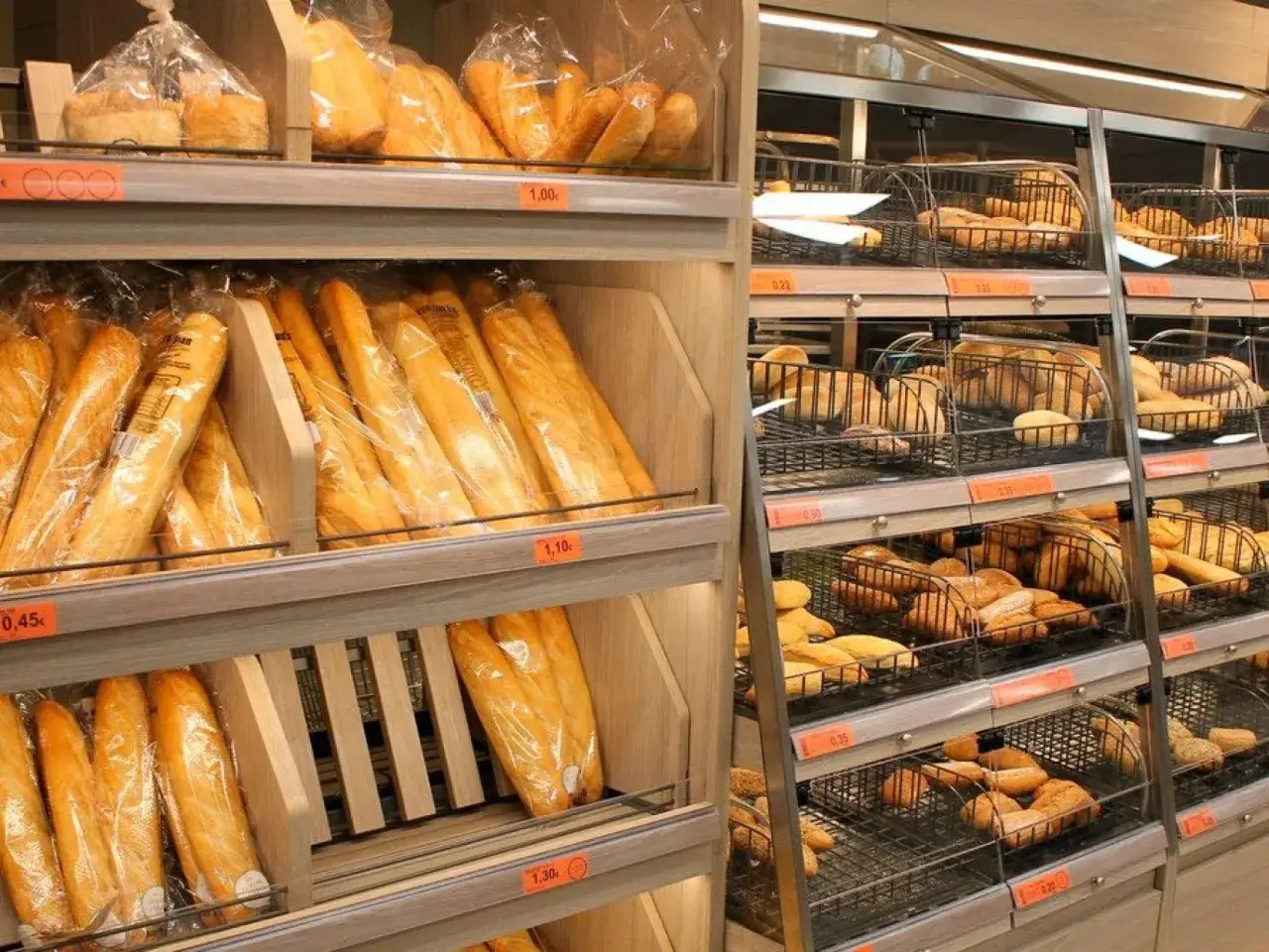 Estanter&iacute;as llenas de pan fresco y crujiente, una tentaci&oacute;n de pan sano Mercadona.