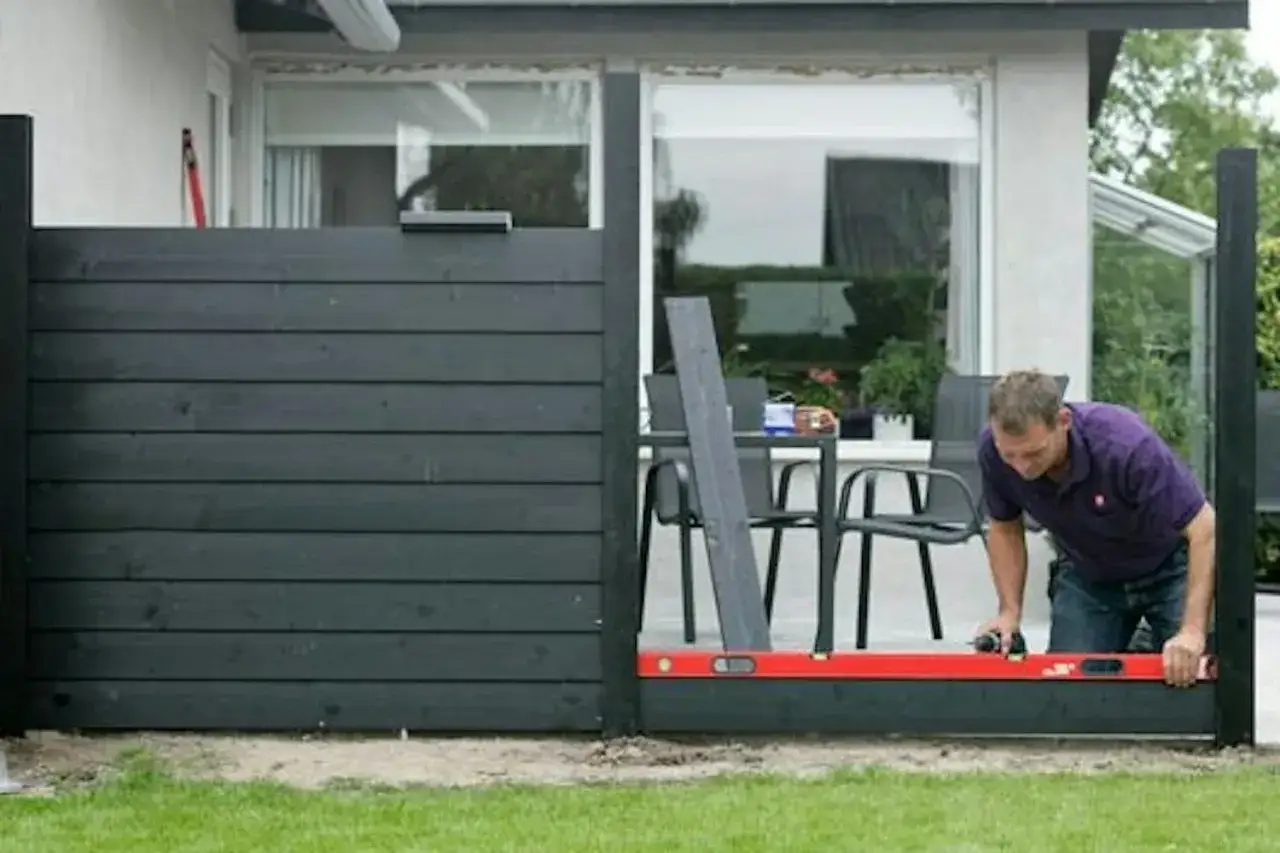 Man bygger ett modernt vindskydd till altanen. Inspiration för ditt eget utomhusprojekt.
