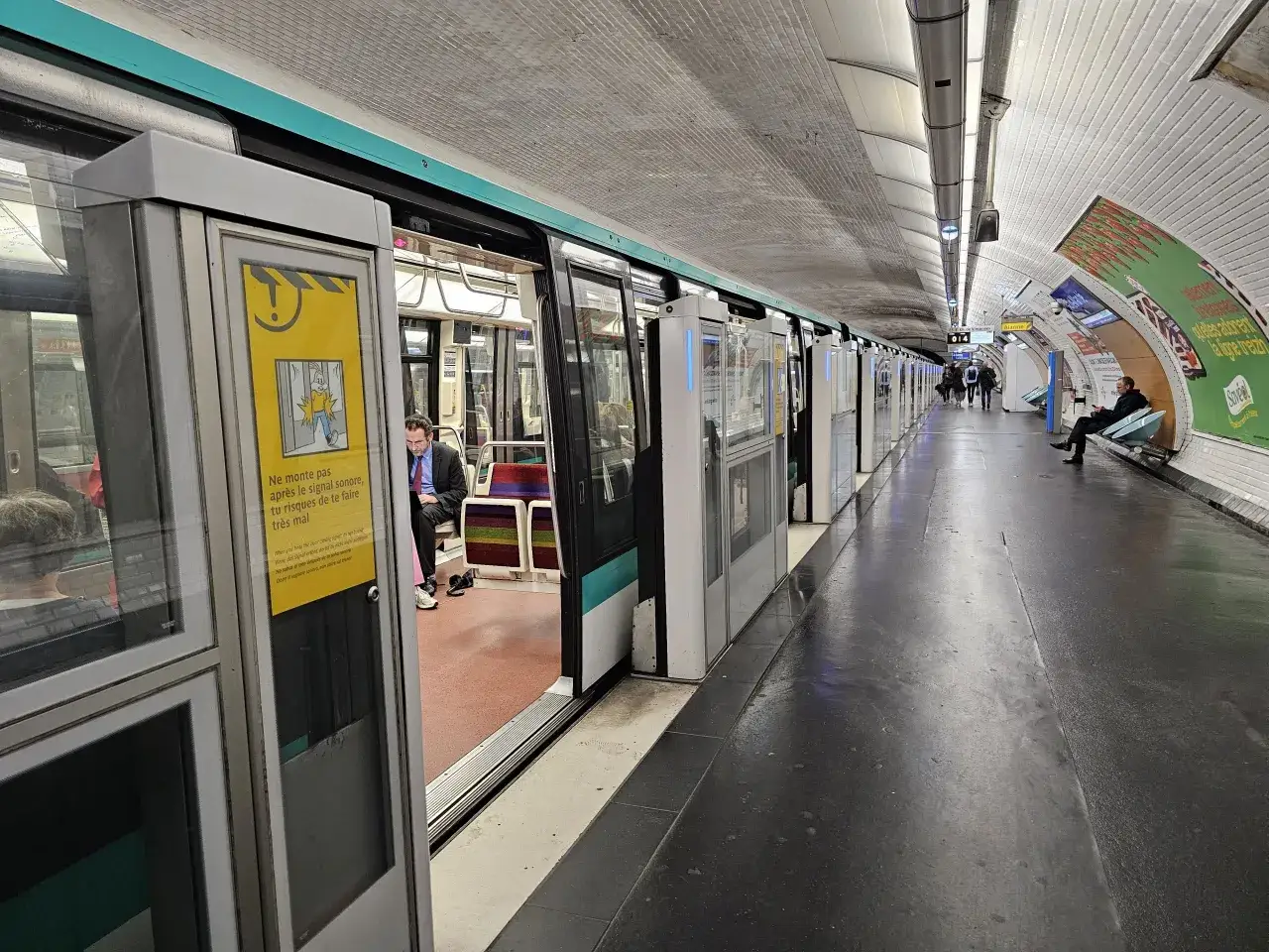 Pociąg metra na peronie. Wiele miast we Francji ma metro, a Paryż jest jednym z nich.
