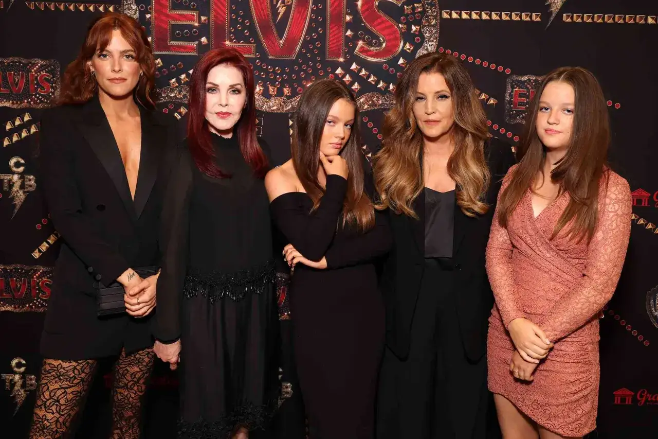 F&uuml;nf Frauen, darunter Priscilla Presley und ihre Nachkommen, posieren vor einem 
