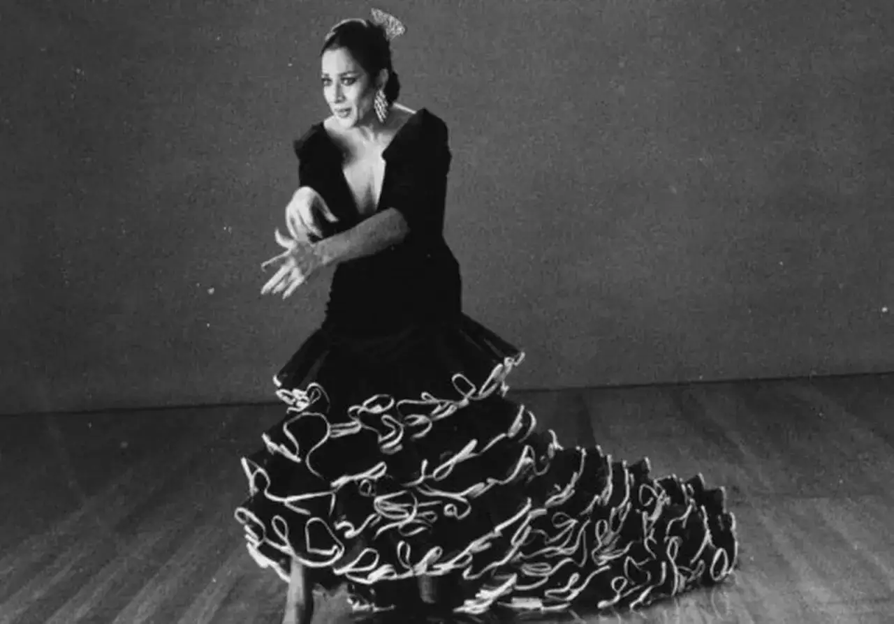 Lola Flores, luchando contra el c&aacute;ncer, baila con pasi&oacute;n en un vestido de volantes.