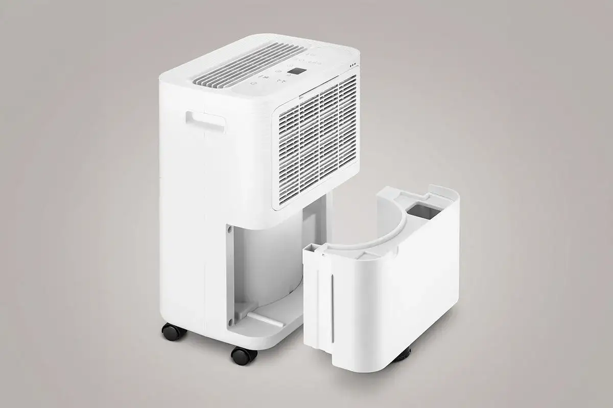 Deshumidificador blanco con depósito extraíble. Aprende como usar deshumidificador para un ambiente más seco y saludable.