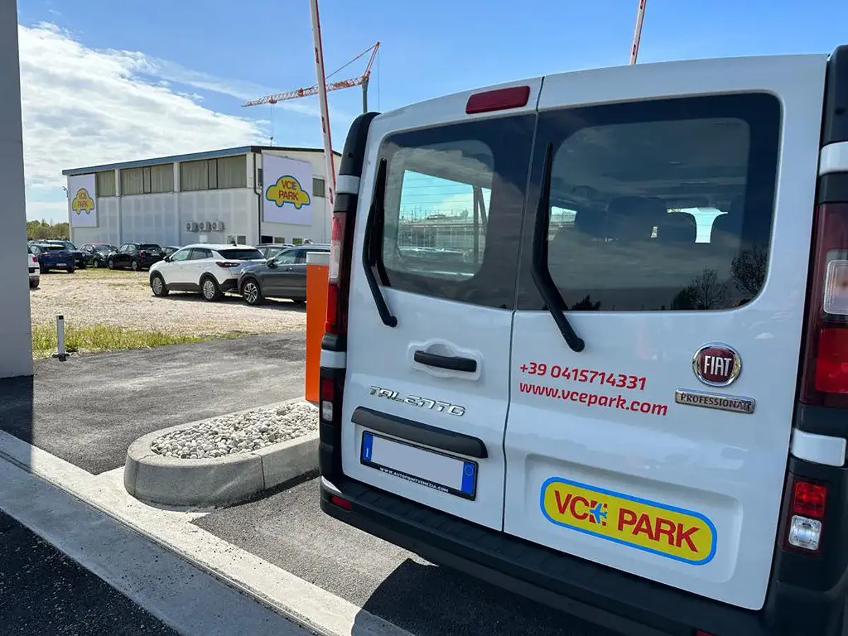Furgone bianco con logo VCE PARK, parcheggio auto e cartelloni pubblicitari. Servizio navetta per l'aeroporto Venezia Treviso.