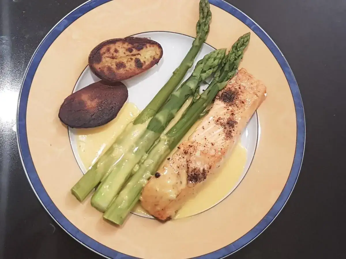 Lachs mit Spargel und Kartoffeln, &uuml;bergossen mit einer cremigen Hollandaise. Ein k&ouml;stliches Rezept mit Hollandaise.