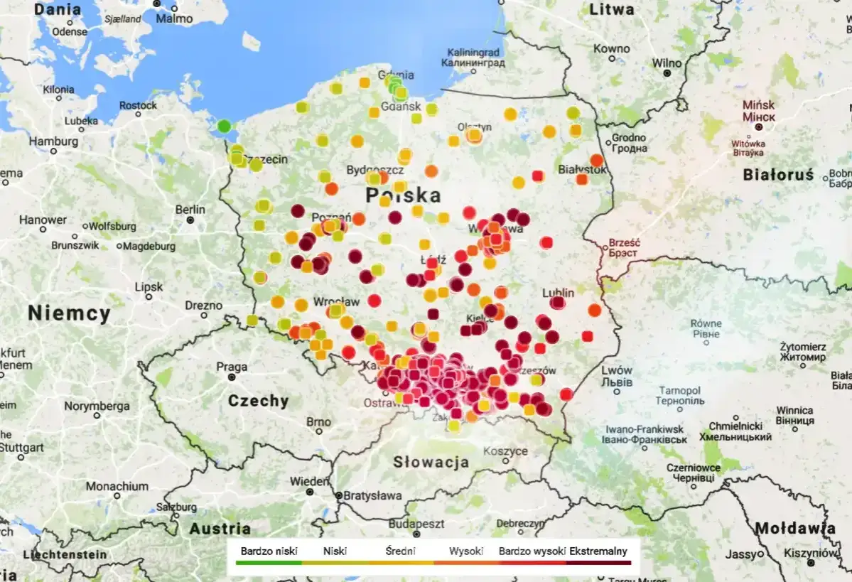 Mapa Polski z kropkami wskazującymi, gdzie jest smog. Czerwone kropki oznaczają ekstremalnie wysoki poziom zanieczyszczenia.