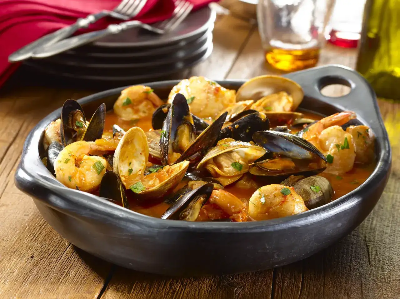 Un delicioso guiso marinero rebosante de mejillones, gambas y almejas en una rica salsa.