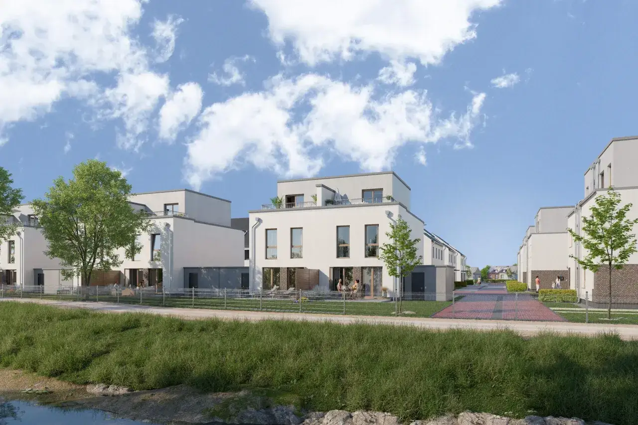 Moderne Reihenhäuser mit begrünten Terrassen und Vorgärten. Hier wird in Recklinghausen gebaut, eine neue Wohnsiedlung am Wasser.
