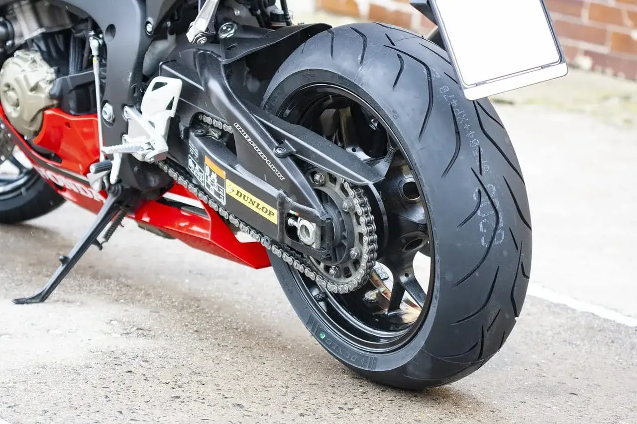 Tylna część motocykla z oponą Dunlop. Czy wiesz, quickshifter co to i jak działa?