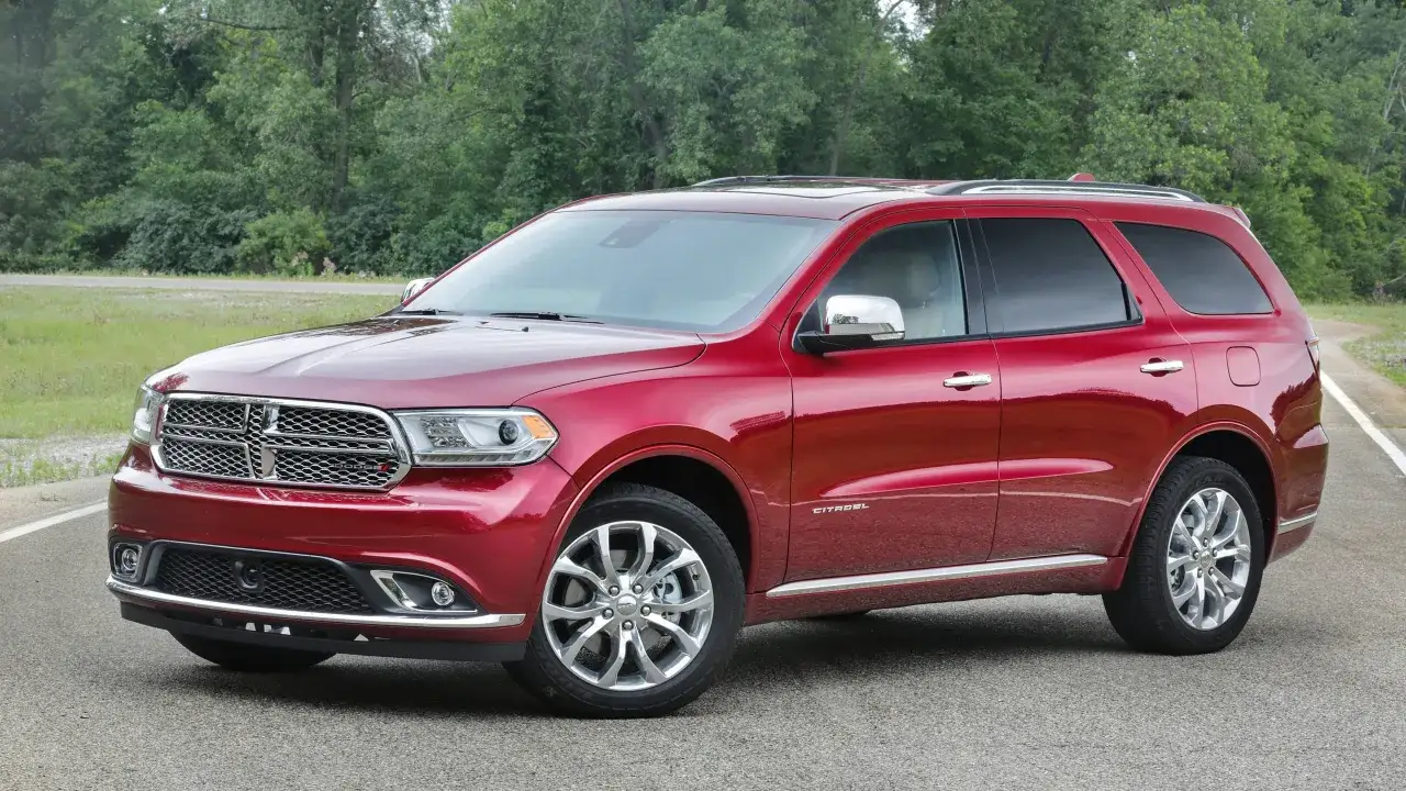 Czerwony Dodge Durango Citadel na drodze. Wiele osób szuka dodge durango opinie przed zakupem.