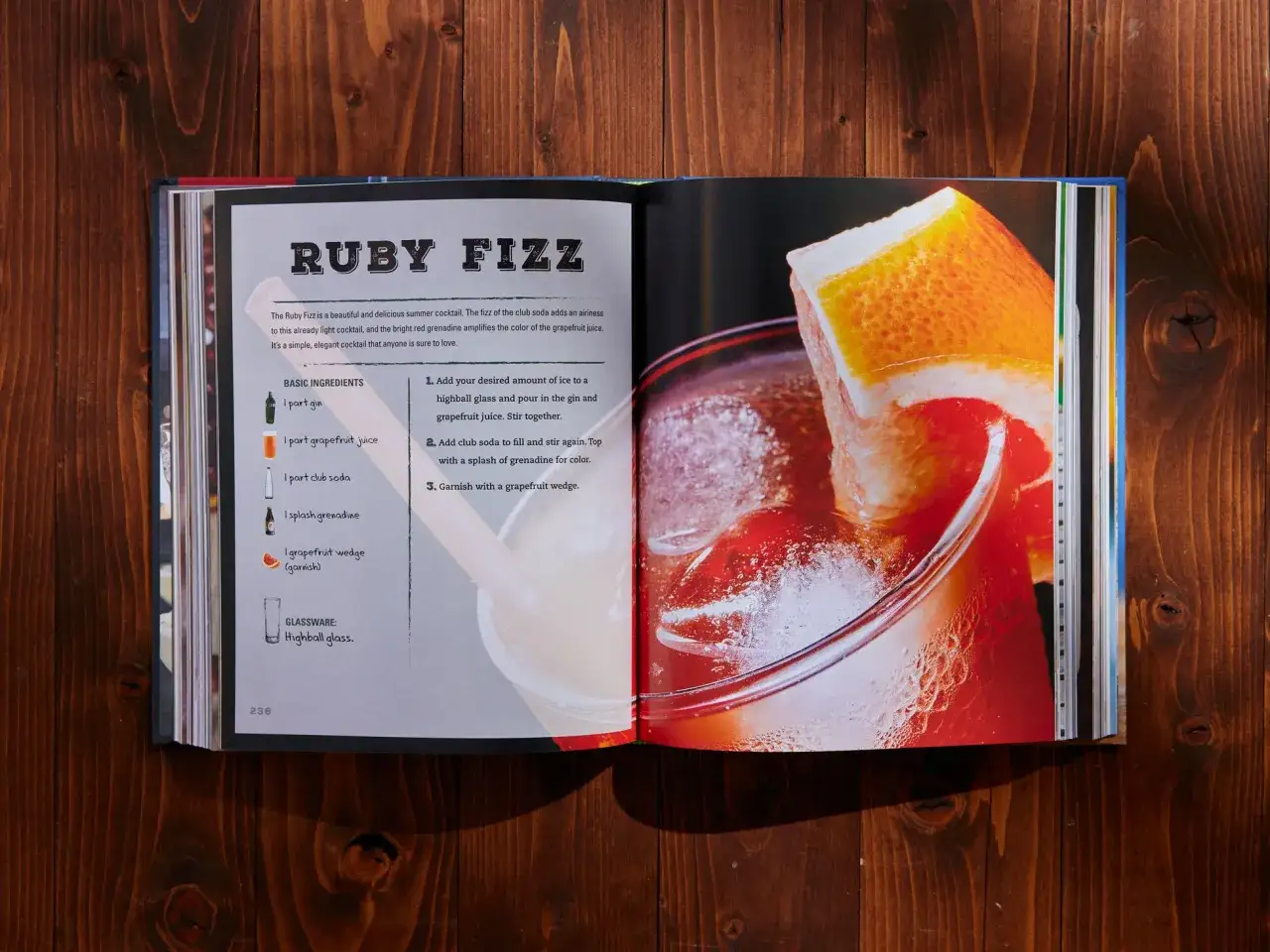 Przepisy na drinki w domu: Ruby Fizz, orzeźwiający koktajl z ginem, sokiem grejpfrutowym i wodą sodową, ozdobiony cząstką grejpfruta.