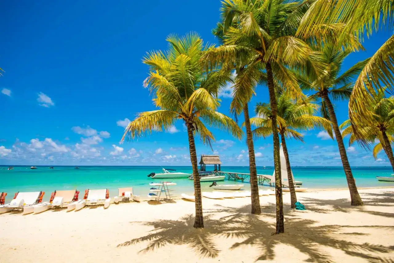 Rajska plaża na Mauritiusie z palmami, ł&oacute;dkami i leżakami. Sprawdź atrakcyjne ceny na wakacje!
