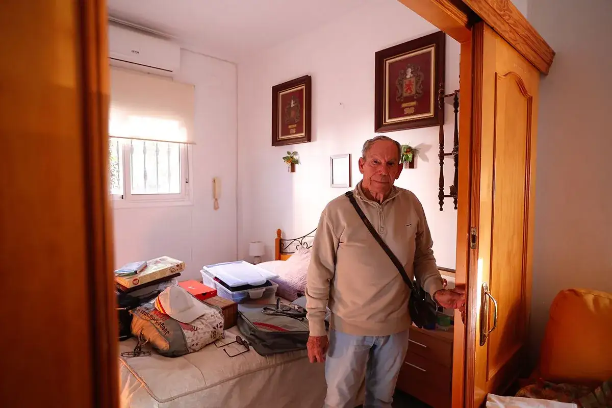 Un hombre mayor, con cara de preocupaci&oacute;n, est&aacute; en una habitaci&oacute;n desordenada. Parece que me quieren echar de la habitaci&oacute;n.