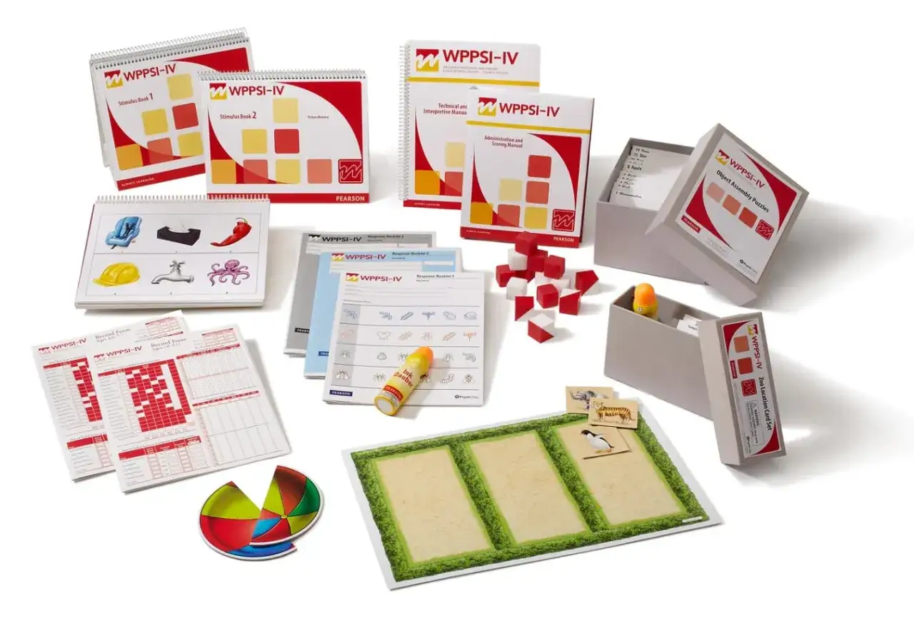 Ensemble de tests WPPSI-IV avec livres, fiches, cubes et jeux pour l'&eacute;valuation cognitive des enfants.
