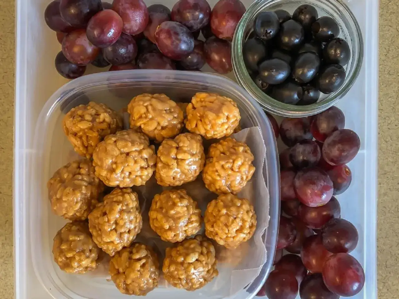 Reispfannkuchen-B&auml;llchen und Trauben sind perfekte **snacks zum mitnehmen** f&uuml;r unterwegs.
