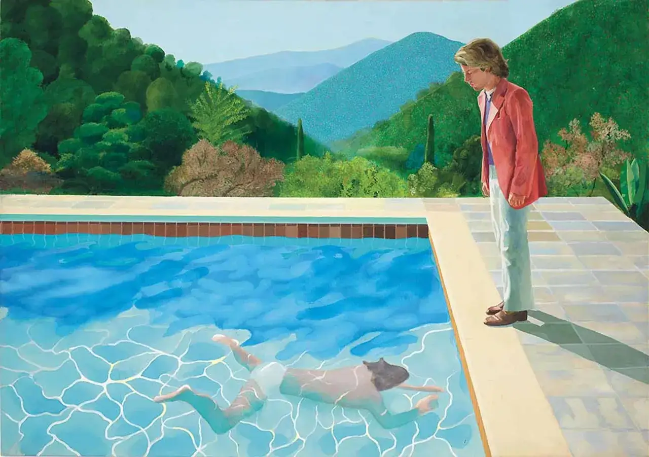 David Hockney Pop Art: Ein Mann in rotem Sakko blickt auf einen Schwimmer im Pool vor einer Berglandschaft.
