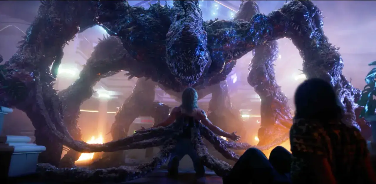 Le flagelleur mental de Stranger Things, monstrueux et tentaculaire, affronte une jeune femme.