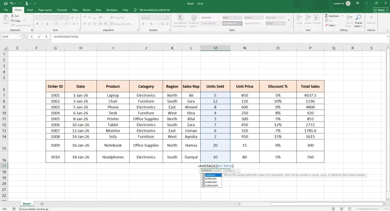 Una tabella Excel mostra dati di vendita con formule. La cella M7 contiene la formula =AVERAGE(M7:M16) per calcolare la media delle unità vendute.