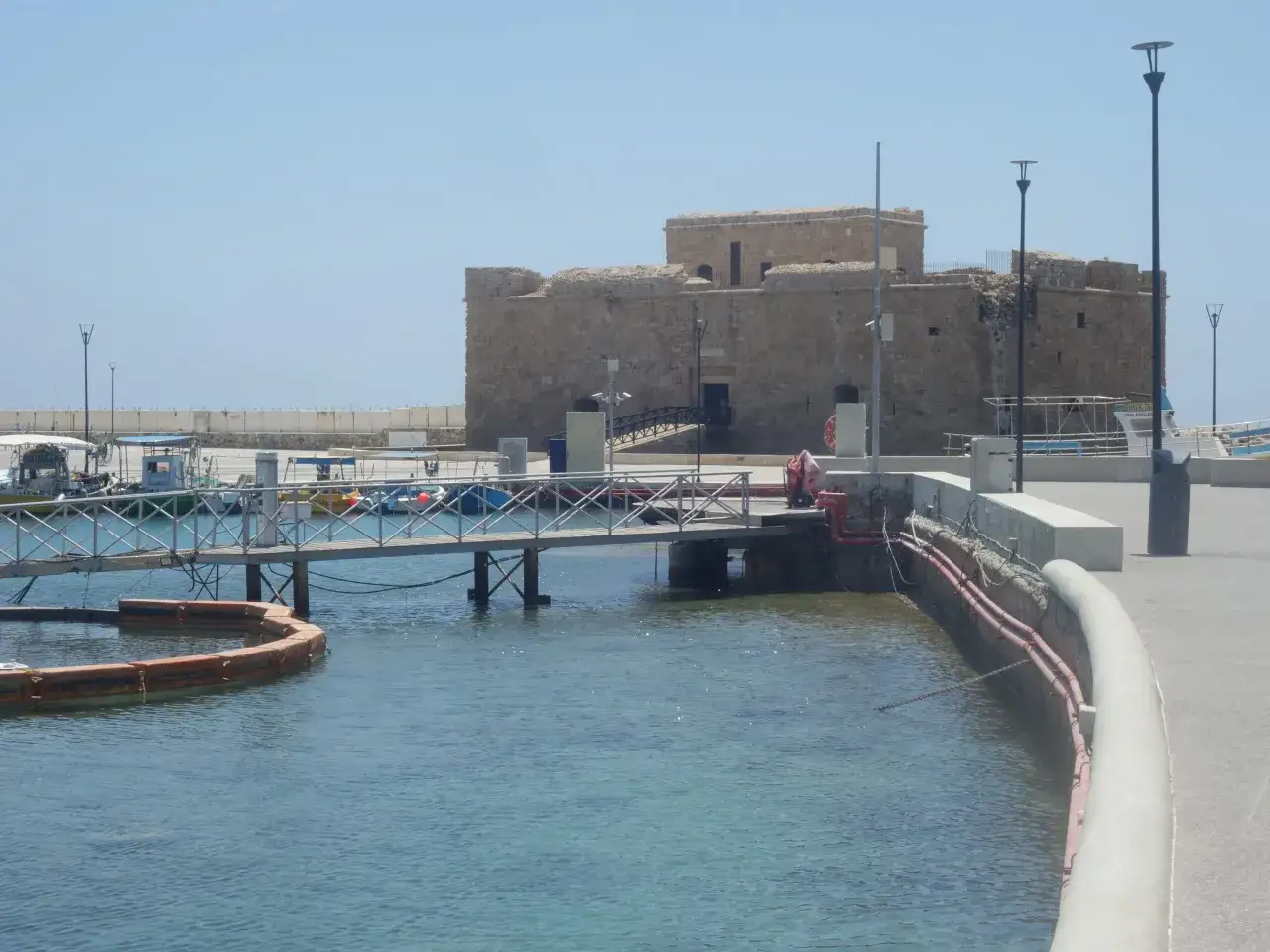 Zamek w Pafos, port z łodziami i pomost. Ceny atrakcji w Pafos mogą zaskoczyć.