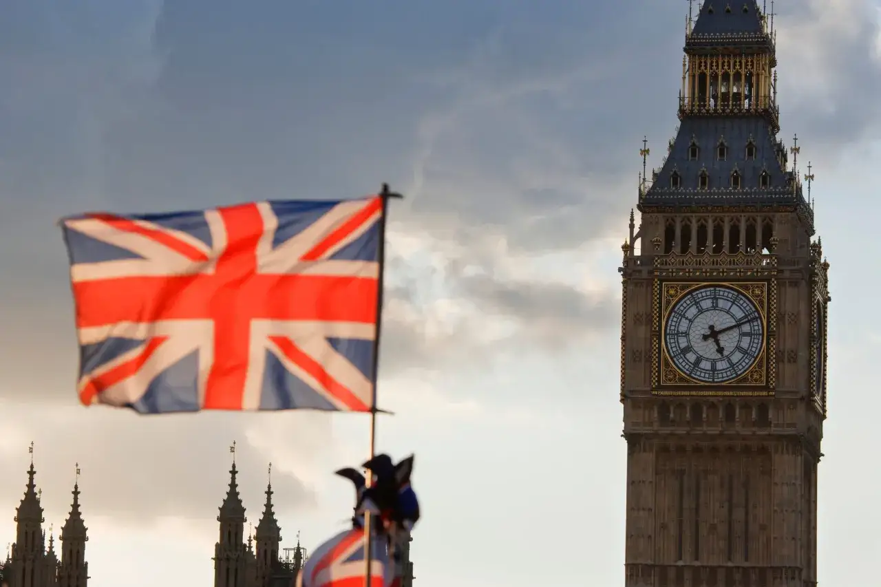 Flaga Wielkiej Brytanii na tle Big Ben. Poznaj ciekawe ciekawostki o Wielkiej Brytanii i jej symbolach narodowych.