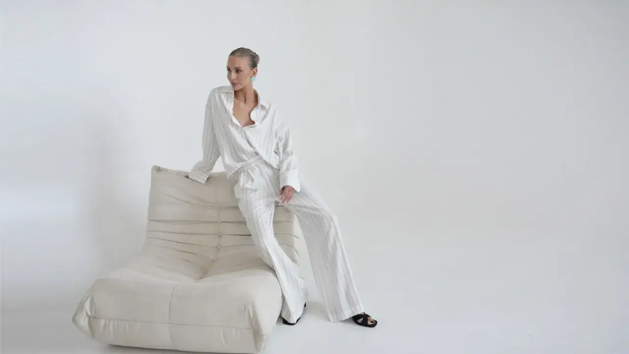 Elegancka kobieta w paski, uosobienie stylu
