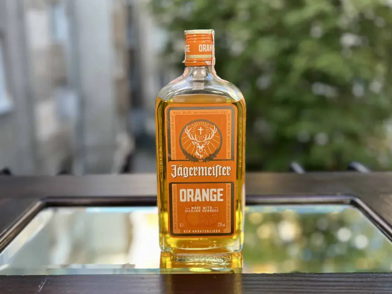 Butelka Jägermeister Orange, idealna do drinków z cytrusami. Jak pić ten likier?