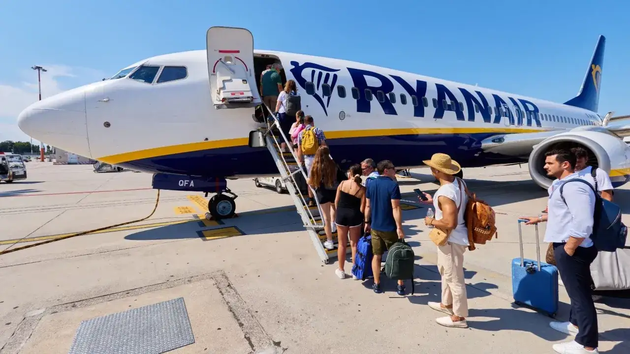 Ludzie wsiadają na pokład samolotu Ryanair, gotowi na lot do Chorwacji. Słoneczny dzień na lotnisku.