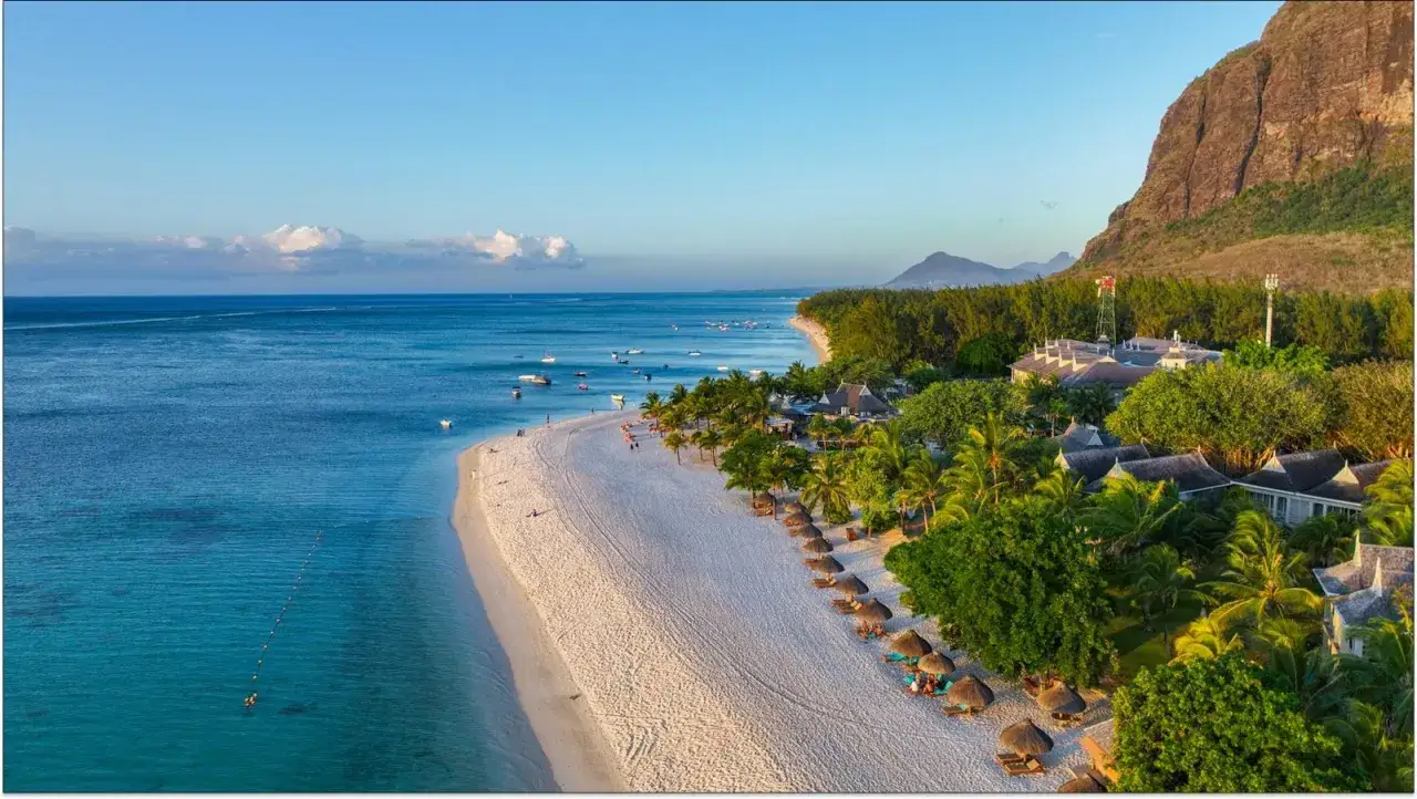 Piękna plaża na Mauritiusie, idealna na lipiec. Słoneczna pogoda, turkusowa woda i palmy tworzą rajski krajobraz.