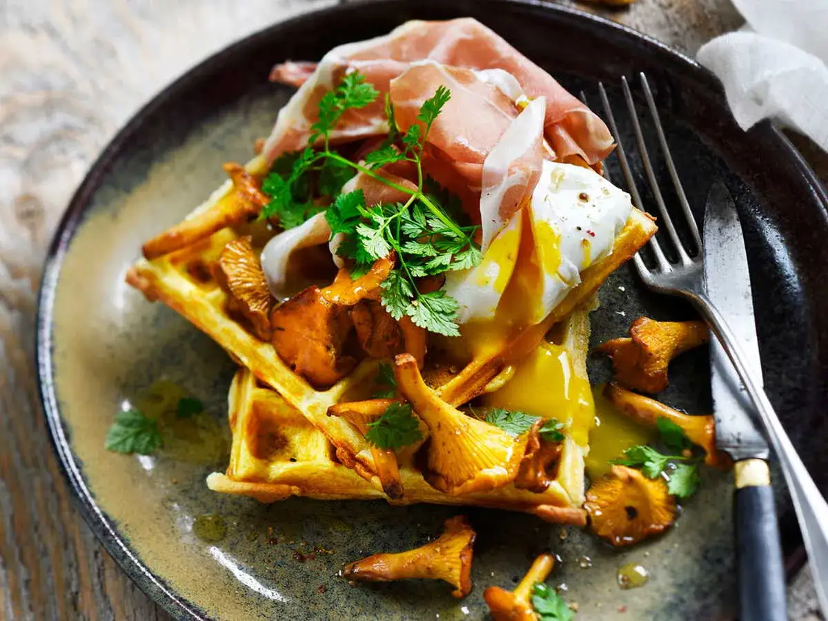 Gaufres sal&eacute;es garnies de girolles, &oelig;uf poch&eacute; coulant et fines tranches de jambon cru, une assiette gourmande.