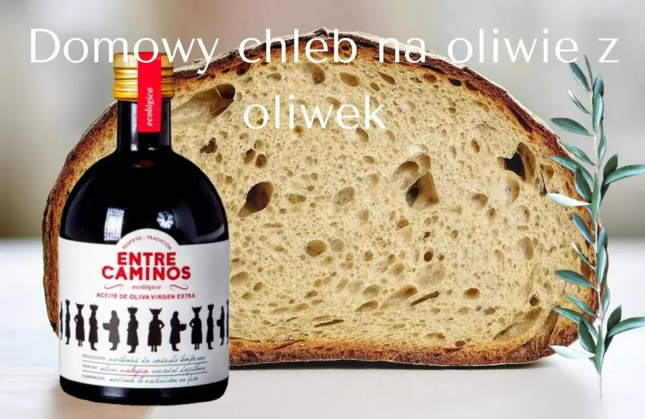 Domowy chleb na oliwie z oliwek, z butelką oliwy Entre Caminos i gałązką oliwną. Idealny na śniadanie.