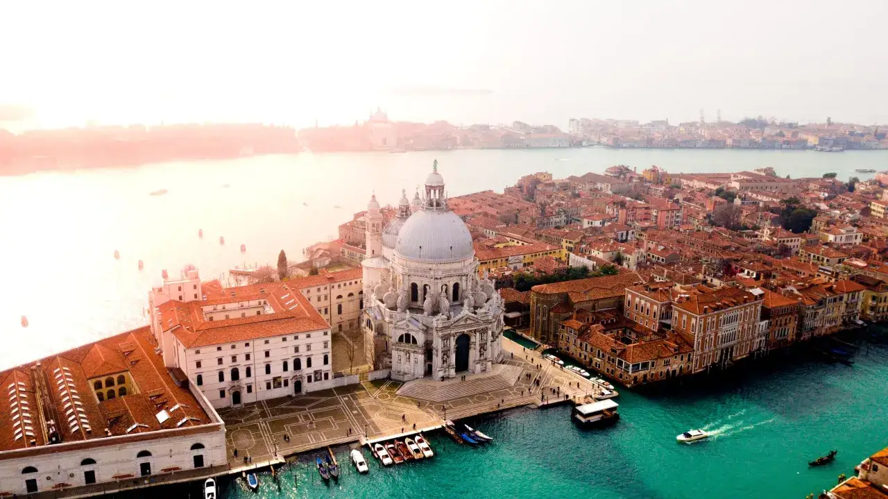 Vista aerea di Venezia con la Basilica di Santa Maria della Salute e i suoi punti panoramici.