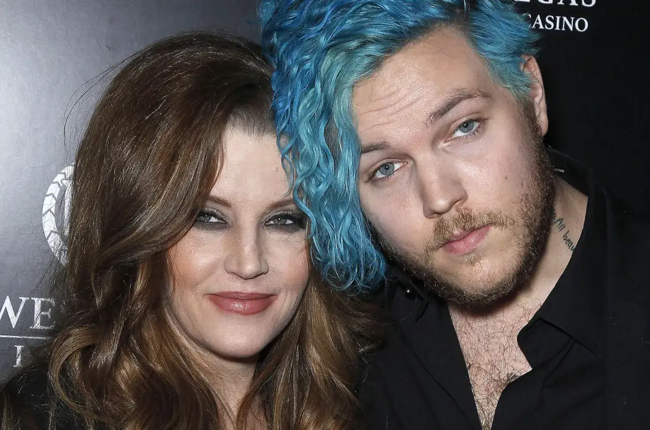 Lisa Marie Presley i jej syn Benjamin Keough, z charakterystycznymi niebieskimi włosami Benjamina.