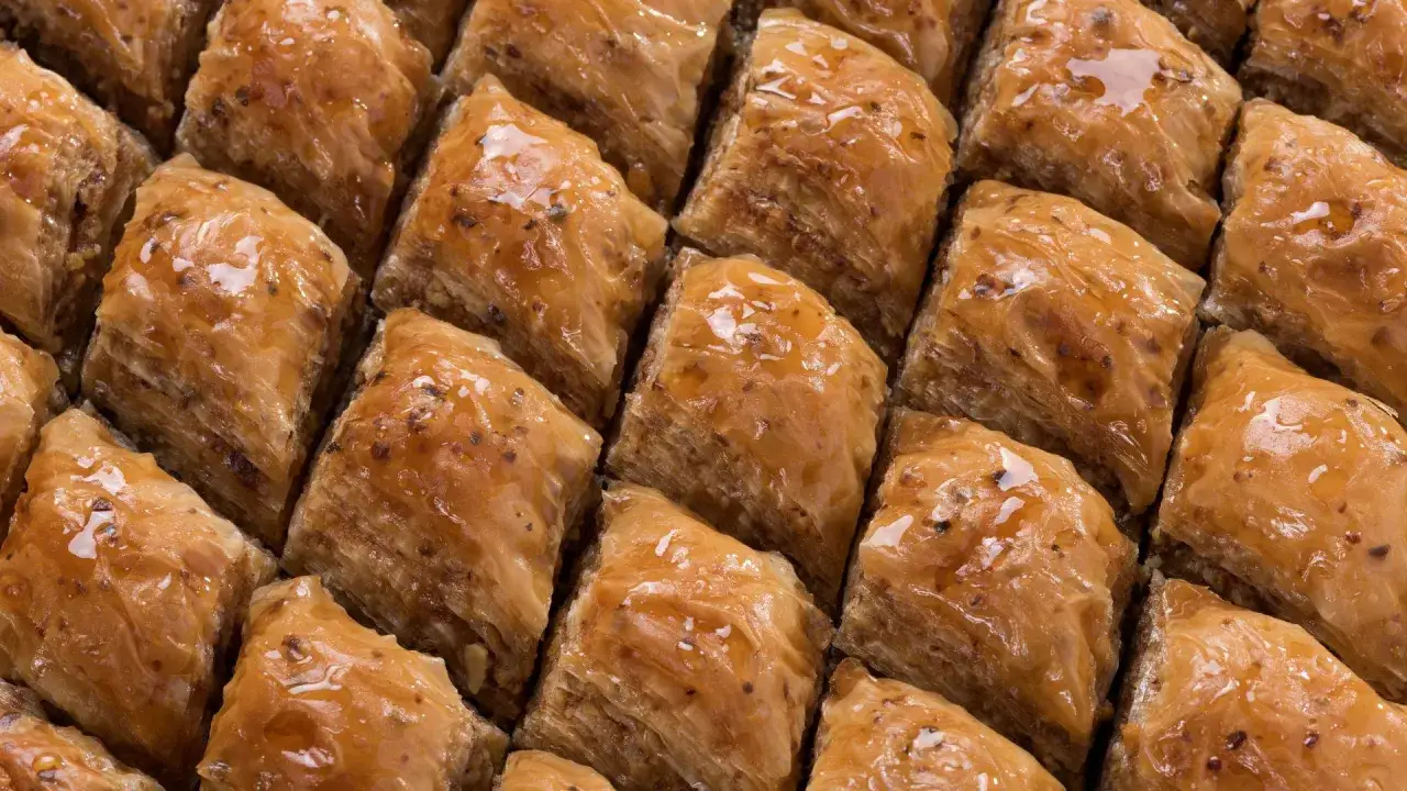 Słodka, chrupiąca baklava, co to jest? To pyszne ciasto filo z orzechami i syropem, ułożone w rzędach.