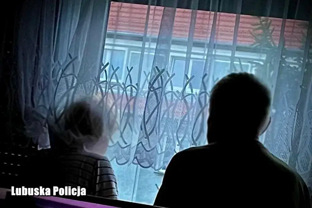 osoba odchodząca od drzwi banku zrezygnowana